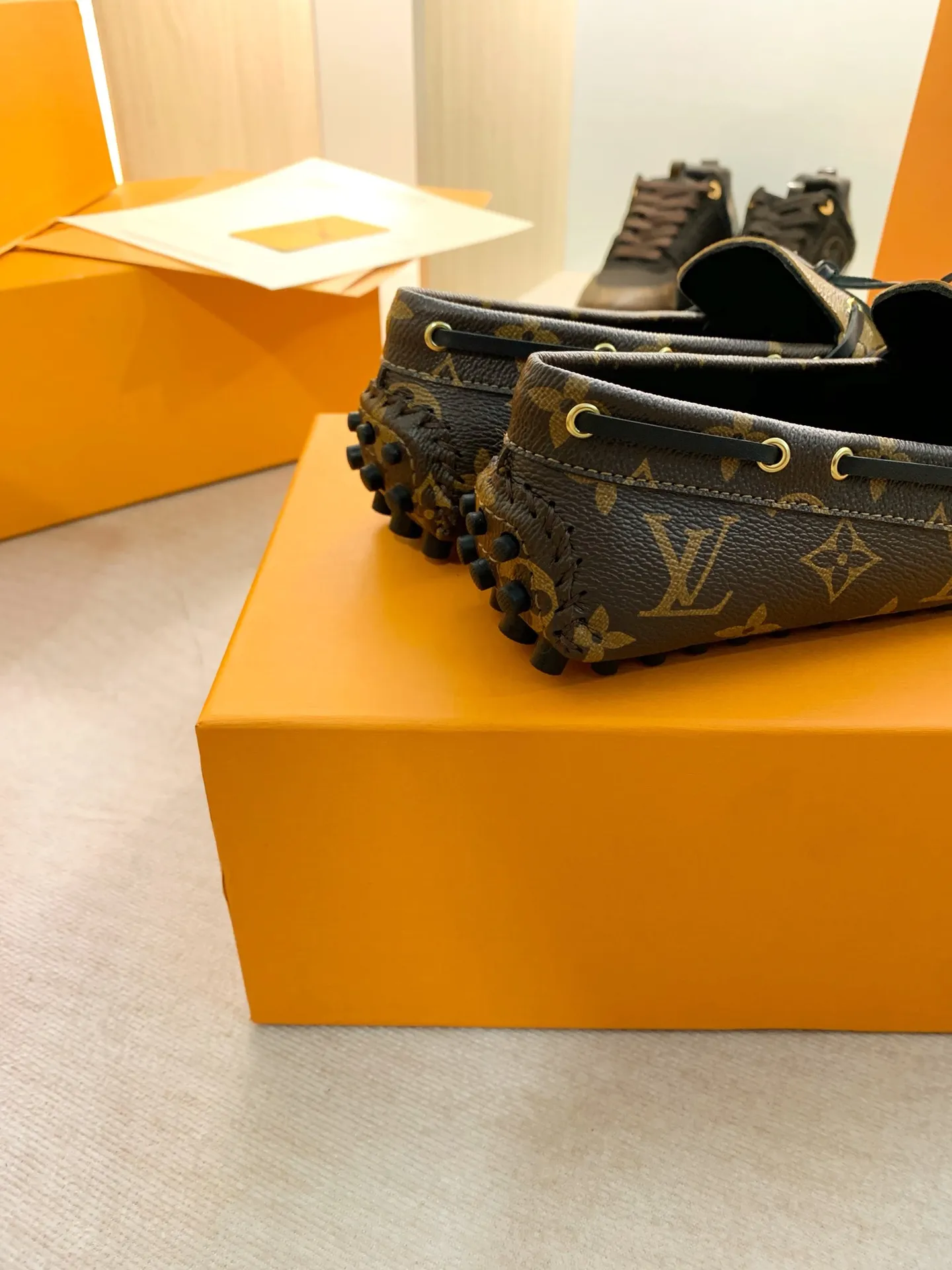 p460💰Couple model❤️🇫🇷 𝙇𝙤𝙪𝙞𝙨 𝙑𝙪𝙞𝙩𝙩𝙤𝙣 🇫🇷Louis Vuitton 2023 Classic𝓛𝓿 𝓣𝓻𝓪𝓲𝓷𝓮𝓻 Sports Series ➪➪➪¯ [Arizona Doudou Shoes Series] ▪️▪️▪️Arizona slip-on shoes are made of Monogram Eclipse canvas. Its hand-painted and dyed edges and hand-sewn uppers fully demonstrate Louis Vuitton's traditional shoemaking craftsmanship. This slip-on shoe is very lightweight. The integrated tongue and upper make it particularly comfortable and flexible. The soft outsole is equipped with rubber padding. Decorated with matching sash. Detailed features: ☑️Monogram Eclipse canvas ☑️Black Eclipse pattern ☑️Hand-painted shoe edges ☑️Hand-sewn uppers (each pair takes time to process) ☑️Integrated tongue and upper construction ☑️Outsole equipped with rubber lining ☑️size: 35_46